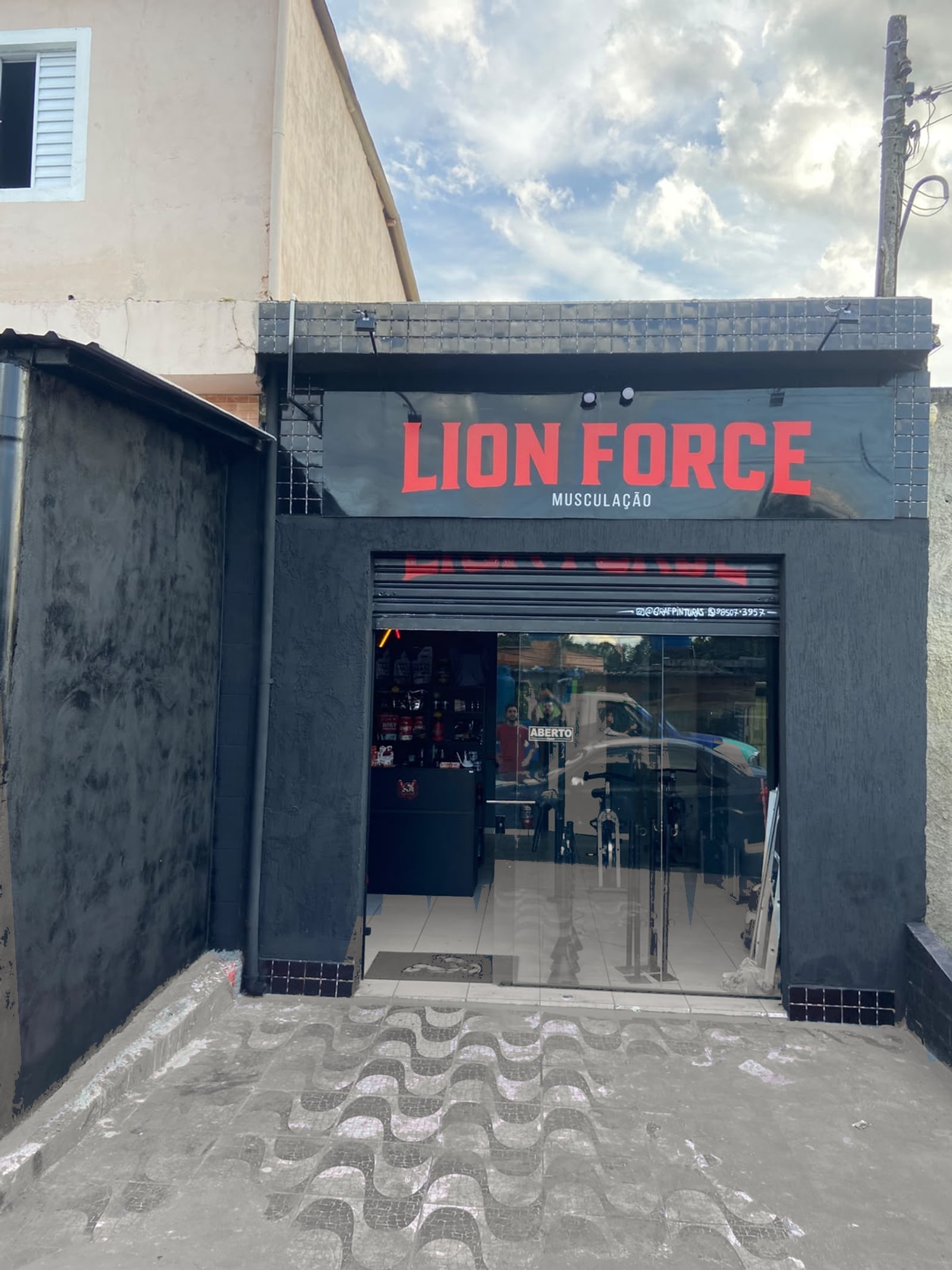 Barras e suplementos no salão da Lion Force